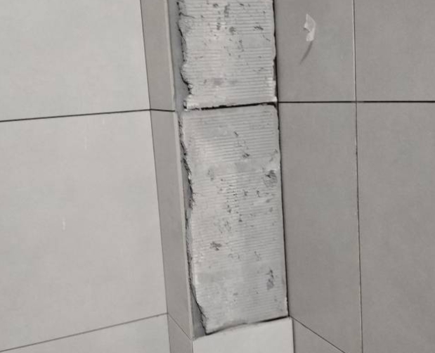 汉阴瓷砖空鼓维修公司分享下瓷砖施工前基层浇水润湿程度不足，可能导致以下问题